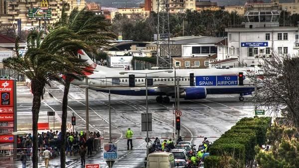Foto: Bandara Ini Landasannya Lewat Jalan Raya!