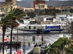 Foto: Bandara Ini Landasannya Lewat Jalan Raya!