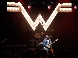Beazer, Gabungan Weezer dan The Beatles