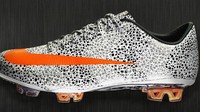 Kalau ini adalah salah satu edisi pertama dari sepatu spesial Nike untuk Ronaldo, bernama Nike Mercurial Vapor Superfly II CR7 Safari. Rilis pada 2010 silam. Sesuai namanya yakni Safari, motifnya pun tutul. (Foto: internet)
