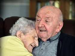 Kisah Manis Saat Ibu 98 Tahun Jaga Anaknya yang Berusia 80 Tahun