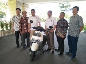 Jonan Anjurkan Pegawai ESDM Beli Motor Listrik Seperti Dirinya