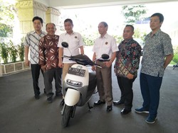 Jonan Anjurkan Pegawai ESDM Beli Motor Listrik Seperti Dirinya