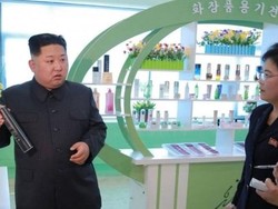 Kim Jong-Un dan Istri Berkunjung ke Pabrik Kosmetik