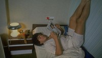 Foto yang diambil pada tahun 1980 ini menunjukkan Maradona sedang bersantai di kamar tidur rumahnya. (Allsport UK /Allsport)