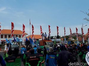 Ribuan Buruh Demo di Pusat Kota Bubar, Lalin Depan Grahadi Mencair