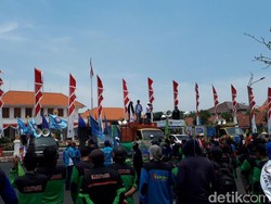 Ribuan Buruh Demo di Pusat Kota Bubar, Lalin Depan Grahadi Mencair