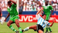 Maradona terjatuh saat berduel dengan Sunday Oliseh di Piala Dunia 1994 (Ben Radford/ALLSPORT)