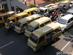 Kota Surabaya Digoyang Unjuk Rasa Sopir Angkot dan Buruh