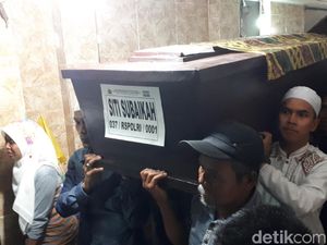 3 Jenazah Korban Ledakan Pabrik Kembang Api Disalatkan Bersamaan 3 Jenazah Korban Ledakan Pabrik Kembang Api Disalatkan Bersamaan