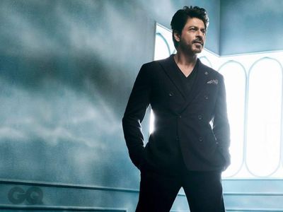 9 Potret Shah Rukh Khan yang Tetap Ganteng dan Gagah Meski Berusia 52