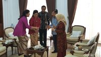Foto: Jokowi Serahkan Undangan Pernikahan Kahiyang ke Wapres JK