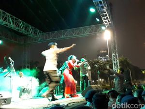 Akrab! Prajurit TNI dan Polri Joget Bareng di Monas