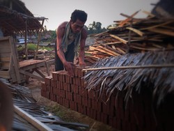 Nasib Pengrajin Bata Merah yang Tak Lagi Cerah