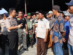 Polisi Siap Bantu Warga Cari Keluarga Hilang di Pabrik Kembang Api Polisi Siap Bantu Warga Cari Keluarga Hilang di Pabrik Kembang Api