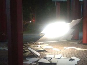 Dampak Gempa, Kaca Tower Bandara Pattimura Ambon Pecah