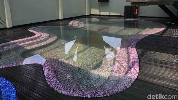 Melihat Kolam Cetek Warna-warni di Lantai 7 Hotel Alexis