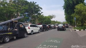 Penampakan Horor Macet Imbas Demo Buruh di Surabaya