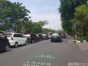 Penampakan Horor Macet Imbas Demo Buruh di Surabaya