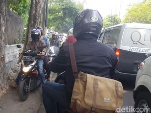 Horor Kemacetan di Tengah Unjuk Rasa Buruh di Surabaya