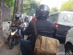 Horor Kemacetan di Tengah Unjuk Rasa Buruh di Surabaya