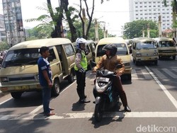 Sopir Angkot Demo Taksi Online, Pusat Kota  Surabaya Macet Parah