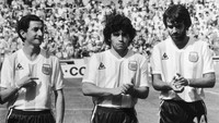 Dari kiri ke kanan: Osvaldo Ardiles, Diego Maradon, dan Jorge Olguin usai pertandingan menghadapi Brasil di Piala Dunia 1982 (Mete Razlikli/Central Press/Hulton Archive/Getty Images)