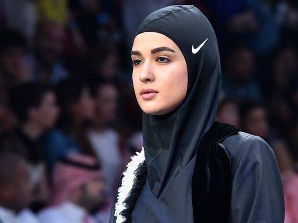 Hijab Ini Masuk Daftar Aksesori Terpopuler di Dunia, Bareng Gucci dan Fendi