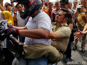 Aksi Freestyle Gubernur Sulsel dengan Motor Listrik