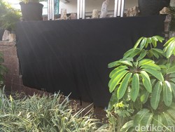 Izin Disetop, Plang Hotel Alexis Ditutup Kain Hitam