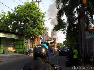 Pabrik Roti di Kawasan Jambangan Terbakar