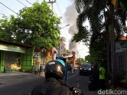 Pabrik Roti di Kawasan Jambangan Terbakar
