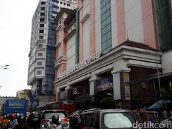 Pasar Baru Bandung Sepi Pembeli, Omzet Pedagang Turun Drastis