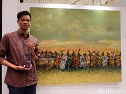 Manusia Sibuk Pegang Telepon Seluler, Fenomena yang Dilukis Alvian Anta Putra