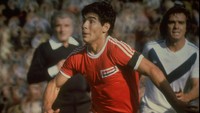 Ini adalah Maradona dalam usia 17 tahun. Dia tampil dalam seragam Argentinos Junior . (Getty Images)