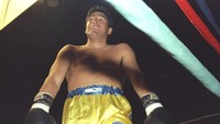 Biasa tampil di atas lapangan, Maradona sempat juga tampil di atas ring tinju (Radford/Allsport)