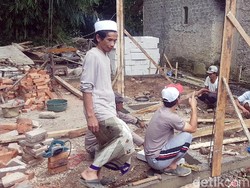 Melihat Kompaknya Warga Bangun Rumah Guru Ngaji di Sukabumi