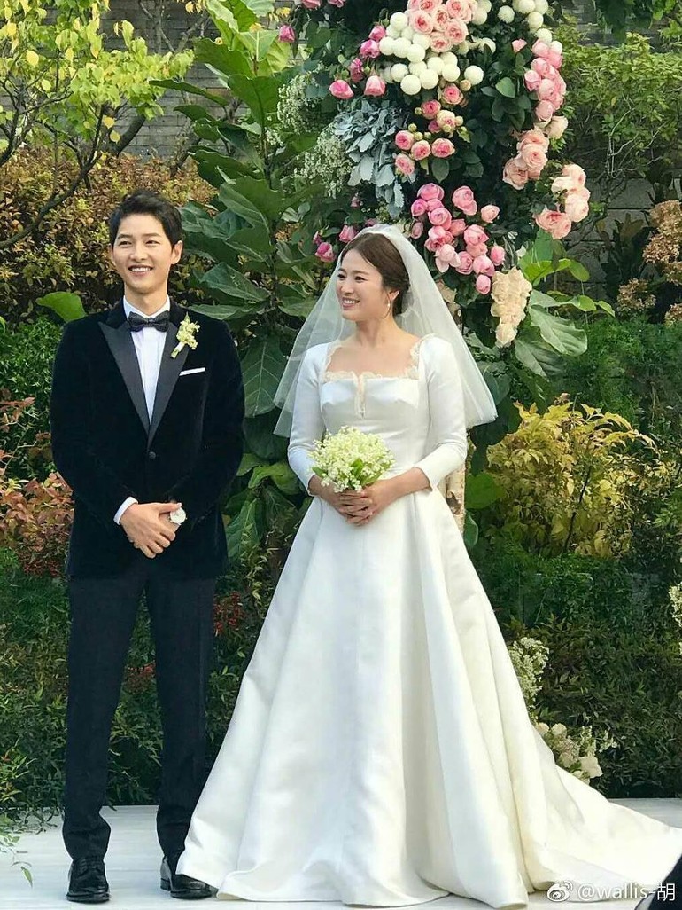 Foto Melihat Lebih Dekat Megahnya Gaun Pernikahan Song Hye Kyo