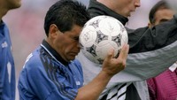 Piala Dunia 1994 jadi yang terakhir diikuti Maradona. Dia gagal membawa Argentina lolos dari fase grup ketika itu. (Simon Bruty /Allsport)