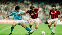 Duel Diego Maradona dengan Carlo Ancelotti di Serie A tahun 1990. (Simon Bruty/Allsport/Getty Images)
