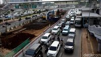Potret Langganan Macet Akibat Proyek LRT