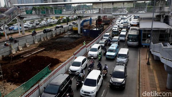 Potret Langganan Macet Akibat Proyek LRT