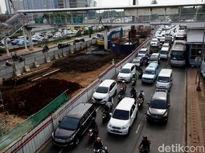 Potret Langganan Macet Akibat Proyek LRT