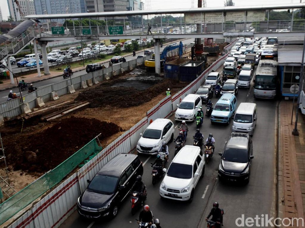 Potret Langganan Macet Akibat Proyek LRT Potret Langganan Macet Akibat Proyek LRT