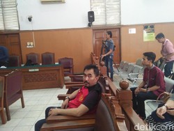 Aa Gatot Selfie Sebelum Jalani Sidang Pledoi