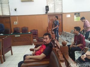 Aa Gatot Selfie Sebelum Jalani Sidang Pledoi Aa Gatot Selfie Sebelum Jalani Sidang Pledoi