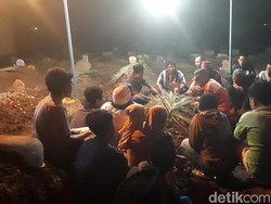 8 Korban Ledakan Pabrik Kembang Api Dimakamkan di TPU Belimbing
