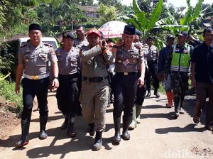 Polisi Tandu Jenazah Korban Longsor Rancabali ke Kuburan Polisi Tandu Jenazah Korban Longsor Rancabali ke Kuburan