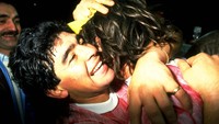 Maradona merayakan kemenangan atas Bayern Munich di semifinal Piala UEFA tahun 1989 (Diego Maradona)
