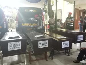 RS Polri Serahkan 7 Jenazah Korban Ledakan Kembang Api ke Keluarga RS Polri Serahkan 7 Jenazah Korban Ledakan Kembang Api ke Keluarga